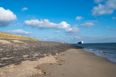 Beyaz kumlu sahildeki panoramik manzara, Kuzey Denizi 'nin Vlissingen en Domburg, Zeeland, Hollanda arasındaki kum tepeleri ve suyu
