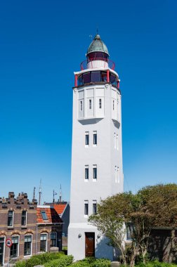 Güneşli bir günde Hollanda, Friesland, Wadden Denizi 'ndeki Harlingen balıkçı kasabasının eski sokaklarında yürüyorum.