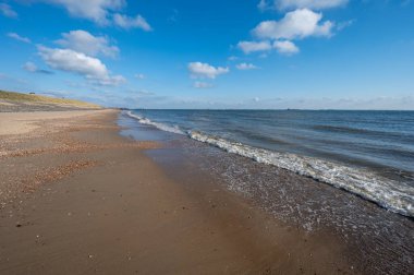 Beyaz kumlu sahildeki panoramik manzara, Kuzey Denizi 'nin Vlissingen en Domburg, Zeeland, Hollanda arasındaki kum tepeleri ve suyu