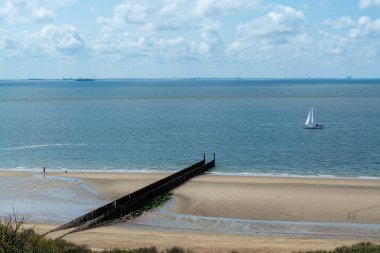 Beyaz kumlu sahilde panoramik manzara, Kuzey Denizi 'nin tepeleri ve suyu Vlissingen en Domburg, Zeeland, Hollanda