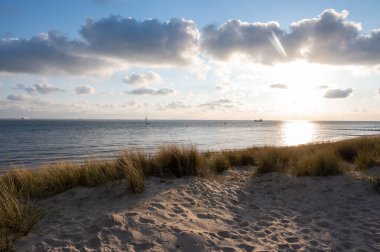 Beyaz kumlu sahildeki panoramik manzara, Kuzey Denizi 'nin Vlissingen en Domburg, Zeeland, Hollanda arasındaki kum tepeleri ve suyu