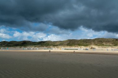Zoutelande, Zeeland, Hollanda yakınlarındaki beyaz kumlu deniz sahillerinde alçak gelgit ve fırtına sırasında yürüyorum