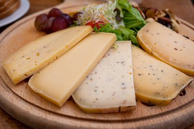 Trappist manastırda yapılan çeşitli sert Belçika peynirlerinden oluşan peynir tahtası.