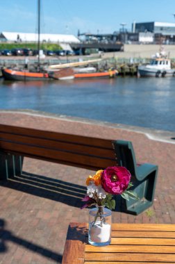 Güneşli bir günde Hollanda, Friesland, Wadden Denizi 'ndeki Harlingen balıkçı kasabasının eski sokaklarında yürüyorum.