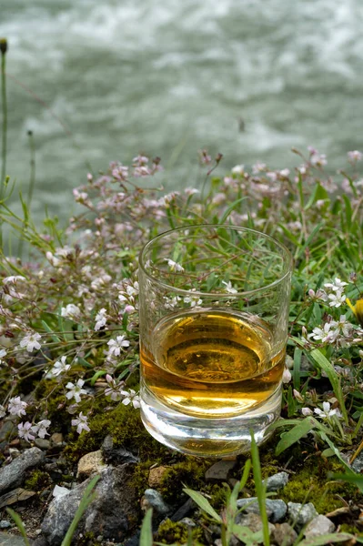 Glas Starker Scotch Single Malt Whisky Mit Schnell Fließenden Gebirgsflüssen — Stockfoto