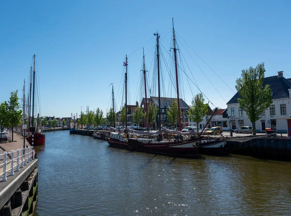 Séta Régi Utcákon Harlingen Halászváros Wadden Tenger Friesland Hollandia Napsütéses — Stock Fotó