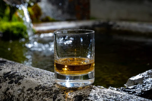 Vaso Whisky Escocés Fuerte Malta Simple Servido Antiguo Depósito Piedra — Foto de Stock