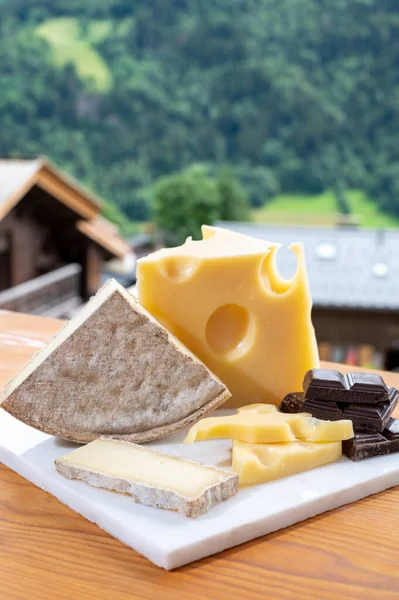 Sbírka Sýrů Sýr Švýcarské Krávy Emmental Tomme Tmavá Čokoláda Hory — Stock fotografie