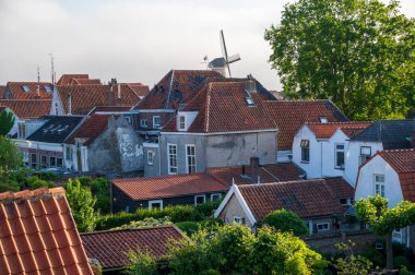 Eski Hollanda kasabası Zierikzee 'de yürüyüş, eski küçük evlerin kırmızı çatıları, Zeeland, Hollanda
