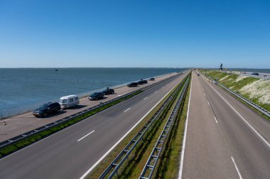 Afsluidijk 'in manzarası, Hollanda' yı Kuzey Denizi 'nin suyundan korumak için uzun bir baraj.