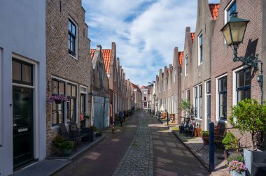 Eski Hollanda kasabası Zierikzee 'de eski küçük evleri ve sokakları olan Zeeland, Hollanda