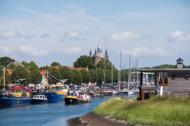 Eski Hollanda kasabası Zierikzee 'de balıkçı tekneleri, eski küçük evler ve sokaklar, Zeeland, Hollanda