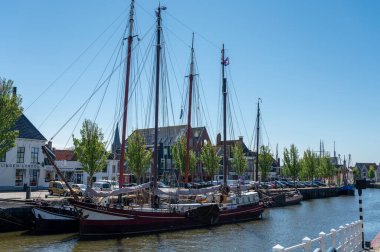 Güneşli bir günde Hollanda, Friesland, Wadden Denizi 'ndeki Harlingen balıkçı kasabasının eski sokaklarında yürüyorum.