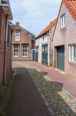 Eski Hollanda kasabası Zierikzee 'de eski küçük evleri ve sokakları olan Zeeland, Hollanda