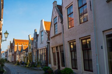 Eski Hollanda kasabası Zierikzee 'de eski küçük evleri ve sokakları olan Zeeland, Hollanda