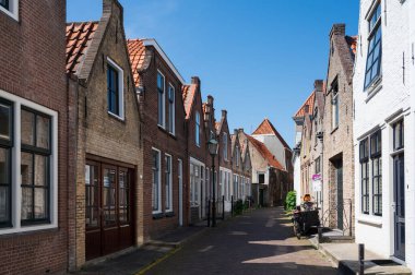 Eski Hollanda kasabası Zierikzee 'de eski küçük evleri ve sokakları olan Zeeland, Hollanda