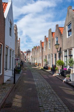 Eski Hollanda kasabası Zierikzee 'de eski küçük evleri ve sokakları olan Zeeland, Hollanda