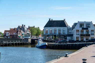 Güneşli bir günde Hollanda, Friesland, Wadden Denizi 'ndeki Harlingen balıkçı kasabasının eski sokaklarında yürüyorum.