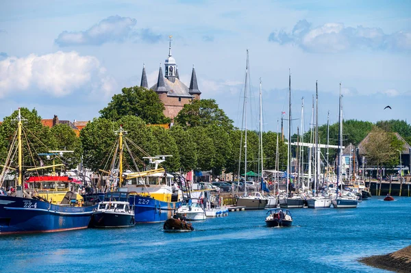 Paseando Por Antigua Ciudad Holandesa Zierikzee Con Barcos Pescadores Pequeñas —  Fotos de Stock