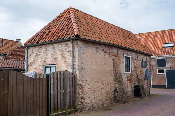 Caminhando Cidade Holandesa Velha Zierikzee Com Casas Pequenas Velhas Ruas — Fotografia de Stock