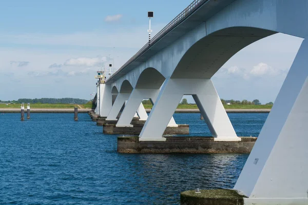 Hollanda 'nın en uzun köprüsüne bakan Zealand Köprüsü, Doğu Scheldt nehri boyunca uzanır, Zeeland' de Schouwen-Duithe ve Noord-Beveland adalarını birbirine bağlar, Oesterschelde ve botların suyu