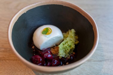 Kirazlı tatlı ve limonlu krema.