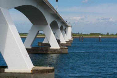 Hollanda 'nın en uzun köprüsüne bakan Zealand Köprüsü, Doğu Scheldt nehri boyunca uzanır, Zeeland' de Schouwen-Duithe ve Noord-Beveland adalarını birbirine bağlar, Oesterschelde ve botların suyu