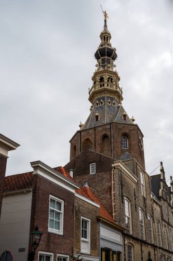 Eski Hollanda kasabası Zierikzee 'de eski kilise kulesi, küçük evler ve sokaklar, Zeeland, Hollanda