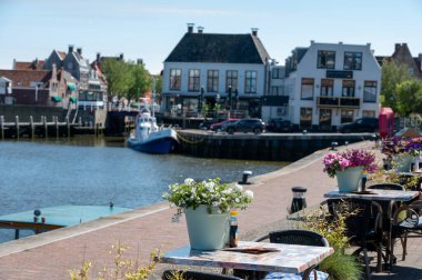 Güneşli bir günde Hollanda, Friesland, Wadden Denizi 'ndeki Harlingen balıkçı kasabasının eski sokaklarında yürüyorum.