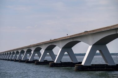Hollanda 'nın en uzun köprüsüne bakan Zealand Köprüsü, Doğu Scheldt nehri boyunca uzanır, Zeeland' de Schouwen-Duithe ve Noord-Beveland adalarını birbirine bağlar, Oesterschelde ve botların suyu