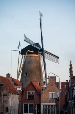 Eski Hollanda kasabası Zierikzee 'de eski yel değirmeni, küçük evler ve sokaklar, Zeeland, Hollanda