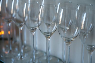 Restorandaki raflarda bir sürü boş temiz şarap ve tatlı şarabı kadehi var.