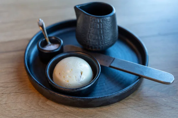 Σκόρδο Spread Butter Ball Σερβίρεται Για Ψωμί Στο Σύγχρονο Εστιατόριο — Φωτογραφία Αρχείου