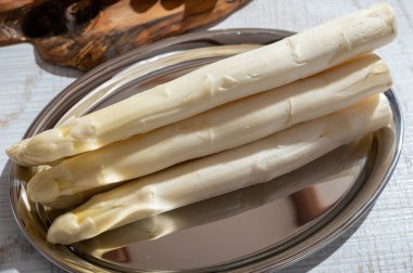 Yüksek kaliteli Hollanda beyaz kuşkonmazının yeni hasadı yıkandı, pişirilmedi, yakın plan. Lezzetli vejetaryen yemeği.