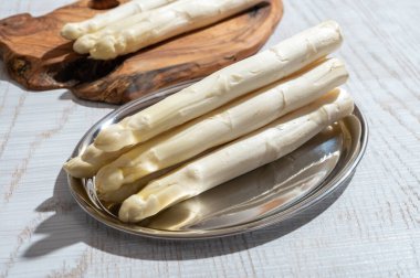 Yüksek kaliteli Hollanda beyaz kuşkonmazının yeni hasadı yıkandı, pişirilmedi, yakın plan. Lezzetli vejetaryen yemeği.