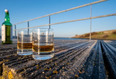 Gün batımında İskoç viskisi içmek deniz, okyanus veya nehir manzaralı, İskoçya, İngiltere 'de özel viski imalathanesi turları