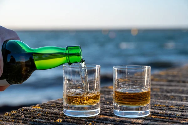 Gün batımında İskoç viskisi içmek deniz, okyanus veya nehir manzaralı, İskoçya, İngiltere 'de özel viski imalathanesi turları