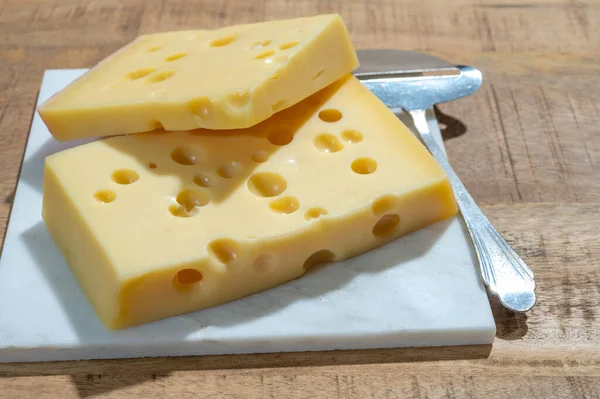 Ost Samling Block Franska Emmentaler Ost Med Många Runda Hål — Stockfoto