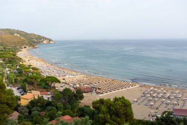 Sperlonga 'nın kumlu sahillerinde, antik İtalyan şehri Latina' da Tyrhenian Denizi 'nde, turistler yaz tatilinde
