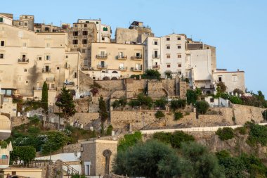 Sperlonga 'nın eski kısımlarına bakın, antik İtalyan şehri Latina' nın Trrhenian Denizi üzerinde, turistler gün doğumunda tatil beldesine gidiyorlar.