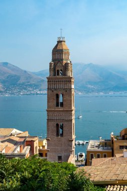 Gaeta 'nın eski kesiminde sabah yürüyüşü, antik İtalyan kenti Latina' da Tyrhenian denizinde