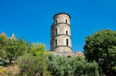 Antik Fransız köyü Grimaud 'da güneşli bir günde yürümek, Fransa' nın Var, Provence, Fransa 'nın tepesinde harabeleri olan kaleli turistik bir yer.