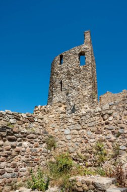 Antik Fransız köyü Grimaud 'da güneşli bir günde yürümek, Fransa' nın Var, Provence, Fransa 'nın tepesinde harabeleri olan kaleli turistik bir yer.