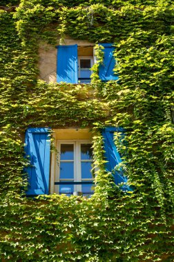 Antik Fransız köyü Grimaud 'da güneşli bir günde yürümek, Fransa' nın Var, Provence, Fransa 'nın tepesinde harabeleri olan kaleli turistik bir yer.