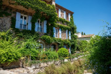 Eski Fransız köyü Grimaud 'da yaz çiçeklerinin renkli çiçekleri, turistlerin uğrak yeri, Var, Provence, Fransa