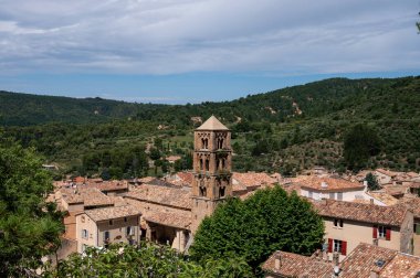 Fransa 'nın Provence kentindeki Moustiers-Sainte-Marie kasabasındaki dağlık uçurum, eski evler, yeşil vadi. Turistik bir yer.
