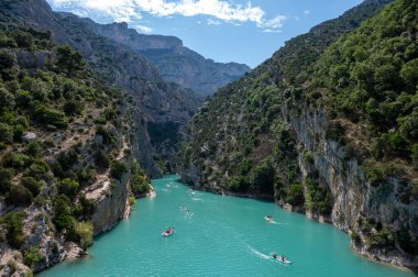 Ulusal park Grand Canyon du Verdon ve dağların turkuaz suları Sainte Croix ve Verdon nehri, Fransa 'da yaz tatilleri