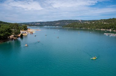 Ulusal park Grand Canyon du Verdon ve dağların turkuaz suları Sainte Croix ve Verdon nehri, Fransa 'da yaz tatilleri