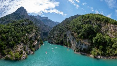 Ulusal park Grand Canyon du Verdon ve dağların turkuaz suları Sainte Croix ve Verdon nehri, Fransa 'da yaz tatilleri