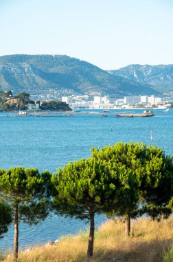 Güneşli yaz gününde Toulon limanında manzara, Var, Fransa